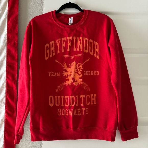 Harry Potter Gryffindor Quidditch Gold Team Seeker Sweatshirt - Red - Picture 1 of 3